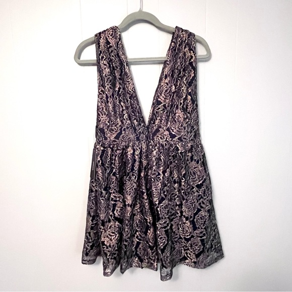 Lulu’s Mini Lace party dress size M deep V front and back gold tone lace - Picture 2 of 10